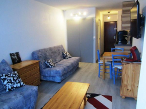 Studio rénové au pied des pistes avec balcon – 4 pers, cuisine équipée, parking gratuit - FR-1-689-87